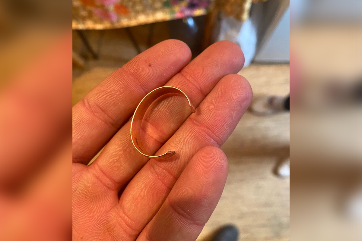 Кольцо трещина. Поломанное обручальное кольцо. Сломанное кольцо. Сломанное золотое кольцо. Обручальное кольцо на пальце.