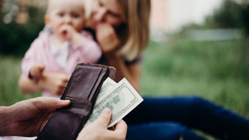 Алименты на детей и их мать: условия выплаты