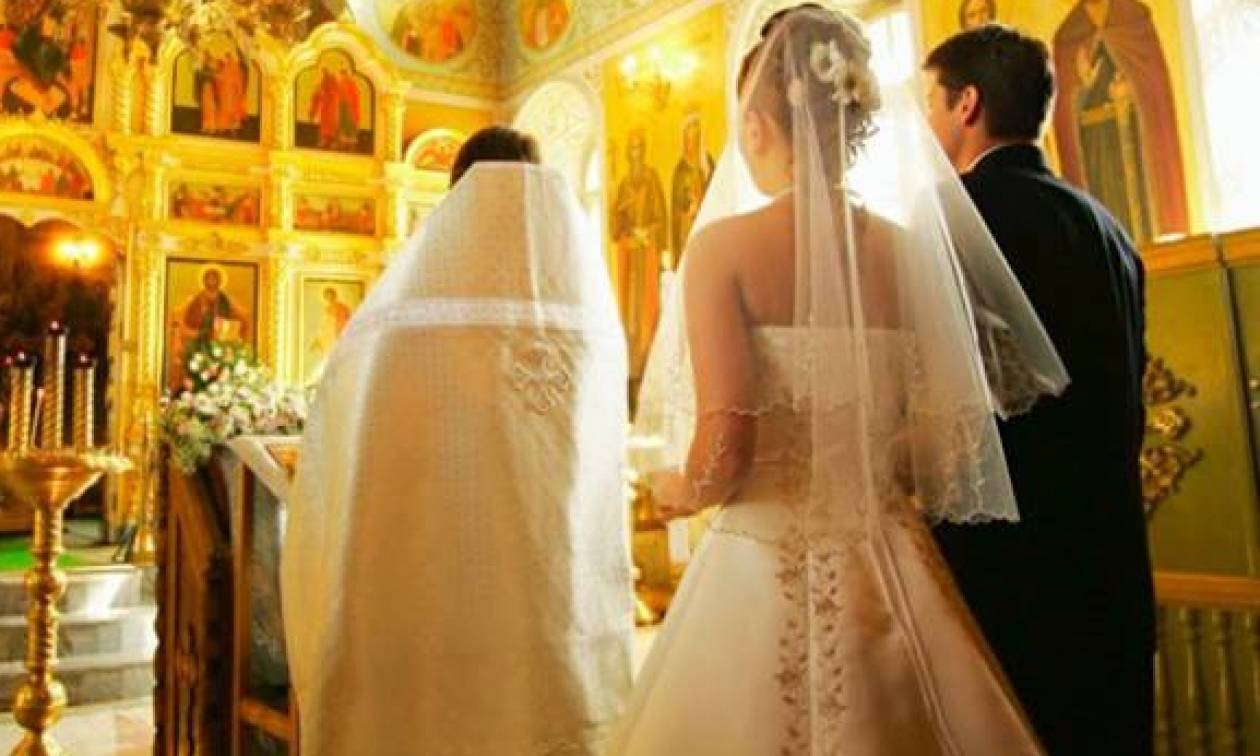 Можно обвенчаться без регистрации. Венчание в православном храме. Современное венчание. Жених и невеста в церкви. Свадьба в церкви.