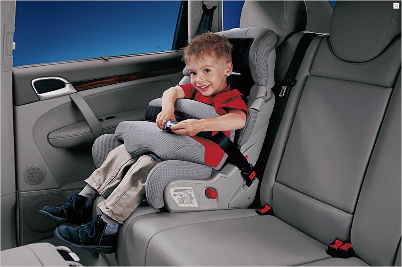 До скольки возить в детском кресле. Детское кресло в машину. Детский кресло автомашина. Детское автокресло в машине. Кресло детское автомобильное для малыша.