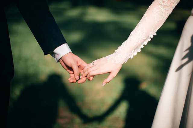 Условия заключения брачного договора, муж держит за руку жену