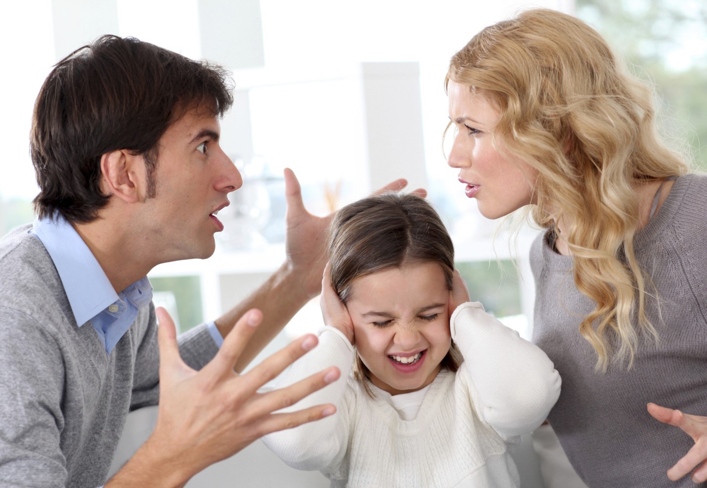 Спокойный родитель. Семейные конфликты. Родители и дети. Семейная ссора. Конфликт в семье.